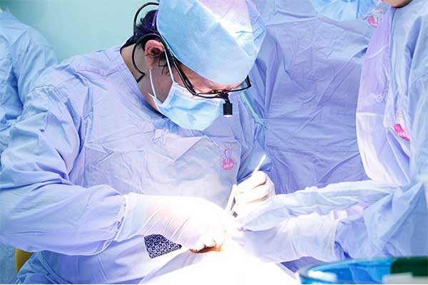 Ts.Bs Võ Văn Nhân tiến hành phẫu thuật cấy ghép Implant trực tiếp cho bệnh nhân N.T.H bằng Công nghệ định vị
