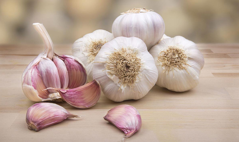 Garlic has anti-inflammatory properties that help reduce swelling and effectively reduce inflammation