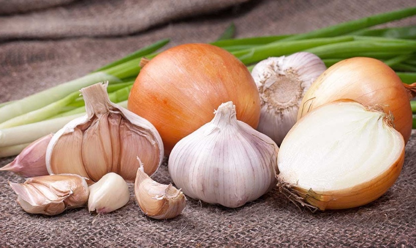 Strong-smelling foods cause bad breath