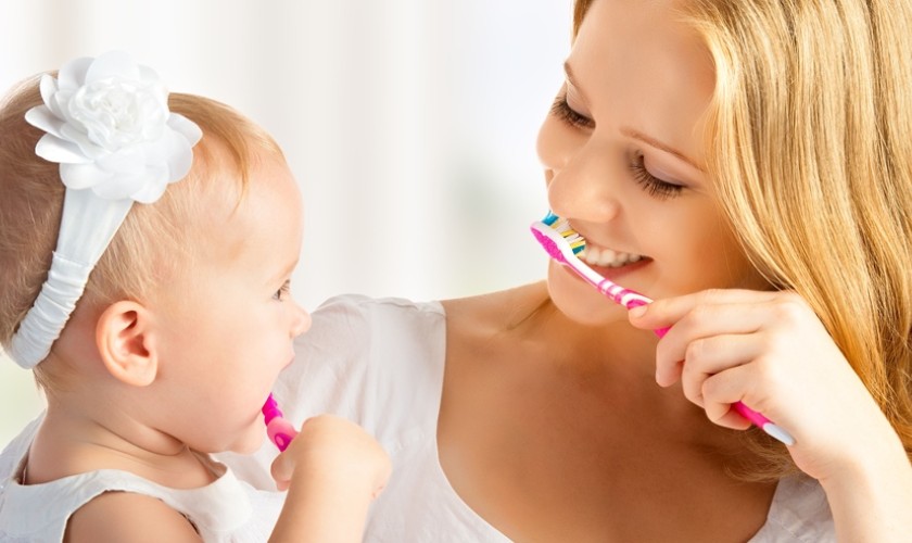 Parents should monitor the oral hygiene process when the baby sprouted their first teeth