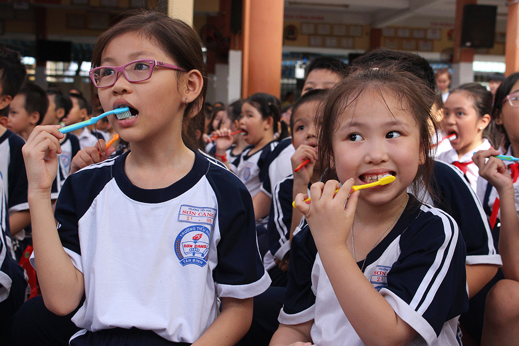 Students of Son Cang Primary School learn to brush their teeth with a children's dentist from Japan
