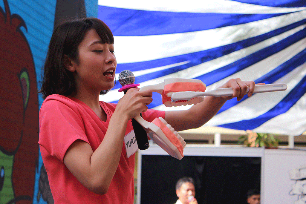 Japanese dentist instructs students of Son Cang Primary School to brush their teeth properly