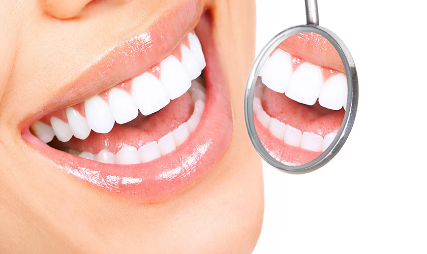 The color of the precious metal crown is natural and identical to real teeth