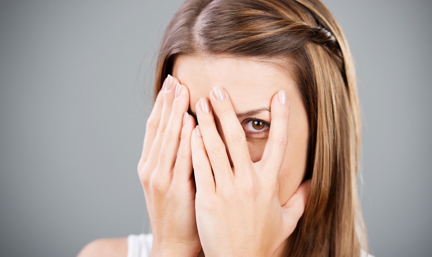 DeDark teeth make many people not confident in communicationscriptionDescription