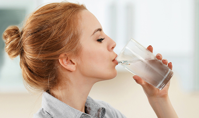 Drink water instead of carbonated drinks to protect white teeth
