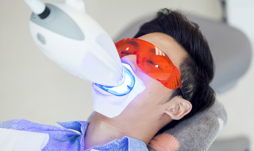 Before deciding to whiten your teeth, you should visit a reputable dental clinic for a thorough examination and consultation