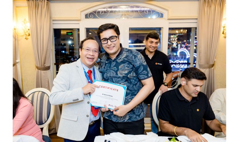 Dr. Vo Van Nhan presents certificates to Indian doctors during the gala night.