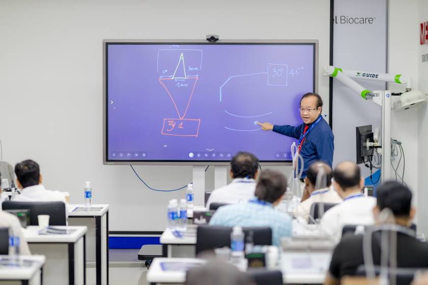 Dr. Vo Van Nhan guides doctors on how to determine the implant location