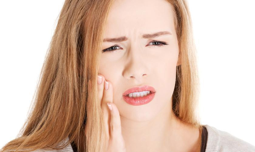 The wisdom teeth in the right upper jaw cause pain
