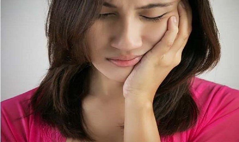 Cảm giác ê buốt và hơi nhói có thể xuất hiện khi trám Tooth diệt tủy Cảm giác ê buốt và hơi nhói có thể xuất hiện khi trám Tooth diệt tủy